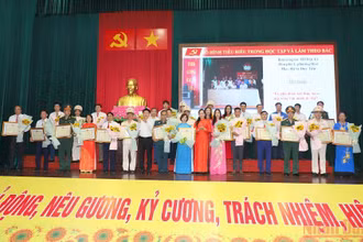 Trao tặng Bằng khen cho các tập thể tiêu biểu trong thực hiện mô hình “Học tập và làm theo tư tưởng, đạo đức, phong cách Hồ Chí Minh” giai đoạn 2017-2022.