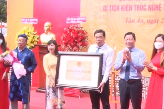 Lãnh đạo UBND tỉnh Long An trao Bằng xếp hạng đình Bình Lập là di tích kiến trúc nghệ thuật cấp tỉnh.