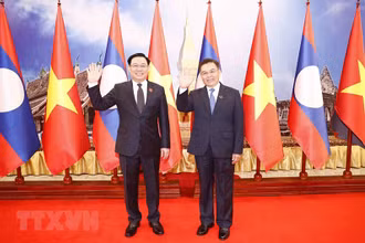 Chủ tịch Quốc hội Vương Đình Huệ và Chủ tịch Quốc hội Lào Saysomphone Phomvihane tại lễ đón. (Ảnh: Doãn Tấn/TTXVN)