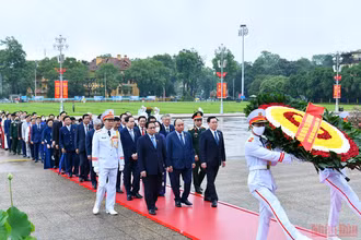 Các đồng chí lãnh đạo Đảng, Nhà nước cùng các đại biểu Quốc hội vào Lăng viếng Chủ tịch Hồ Chí Minh. 
