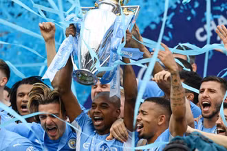 Các cầu thủ Man City nâng cao Cúp vô địch Ngoại hạng Anh sau 38 vòng đấu. (Ảnh: Skysports)