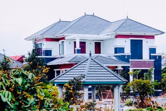 Những công trình đồ sộ “mọc” lên trên đất nông nghiệp tại Công ty nông nghiệp Quý Cao. 