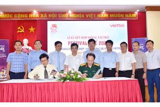 Lễ ký kết tài trợ giữa Ban tổ chức Festival Huế 2022 và Tập đoàn Công nghiệp-Viễn thông Quân đội (Viettel).