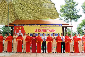 Lãnh đạo tỉnh Bến Tre cắt băng khánh thành công trình Nhà tưởng niệm Chủ tịch Hồ Chí Minh.