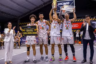 Bốn thành viên đội tuyển bóng rổ quốc gia ăn mừng chức vô địch VBA 3x3 Pro. (Ảnh: VBA)