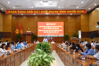 Bí thư Tỉnh ủy Đồng Tháp Lê Quốc Phong phát biểu tại buổi họp mặt.