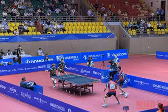 Trận chung kết bóng bàn SEA Games 31 nội dung đôi nam giữa các vận động viên Philippines và Singapore.