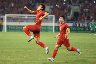 Tiền đạo Nhâm Mạnh Dũng trở thành người hùng với bàn thắng ở phút 83, giúp U23 Việt Nam bảo vệ thành công tấm Huy chương Vàng bóng đá nam SEA Games. (Ảnh: THÀNH ĐẠT)