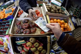 Mua bán trong một khu chợ tại TP Nice, Pháp, năm 2019. (Ảnh: Reuters)