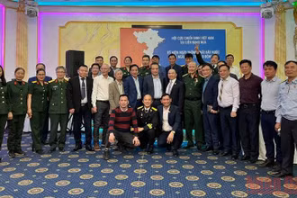 Đại sứ Đặng Minh Khôi chụp ảnh lưu niệm cùng các đại biểu (Ảnh: Quế Anh) 