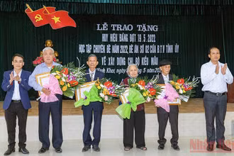 Đảng bộ xã Minh Khai (huyện Vũ Thư, tỉnh Thái Bình) trao Huy hiệu Đảng dịp 19/5 cho đảng viên từ 30-55 năm tuổi Đảng.