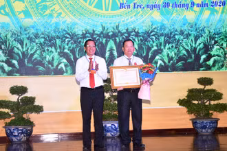 Bí thư Đảng ủy xã Bình Thành, huyện Giồng Trôm (Bến Tre) Đào Văn Hội nhận Huân chương Lao động hạng ba.