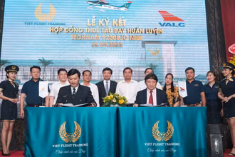 Đại diện Bay Việt và đại diện VALC ký hợp đồng thuê 2 tàu bay.