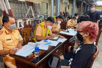 Lực lượng chức năng làm việc với các đối tượng lưu thông sai quy định tối 22/5.