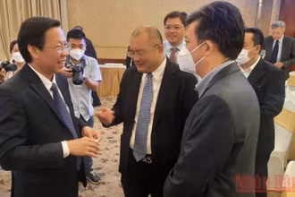 Chủ tịch UBND TP Hồ Chí Minh Phan Văn Mãi trao đổi với đại diện các Hiệp hội doanh nghiệp nước ngoài trên địa bàn thành phố.