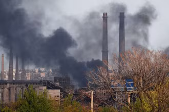 Khói bốc lên bao trùm nhà máy Azovstal ở Mariupol, nơi lực lượng Ukraine cố thủ. (Ảnh: Reuters)