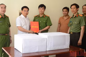 Đồng chí Nguyễn Văn Thắng, Ủy viên Trung ương Đảng, Bí thư Tỉnh ủy tỉnh Điện Biên động viên, chúc mừng các lực lượng phá thành công chuyên án.