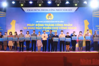 Trao tặng “Mái ấm Công đoàn”.