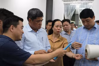 Các đại biểu xem sản phẩm sợi chế biến từ cây gai xanh.
