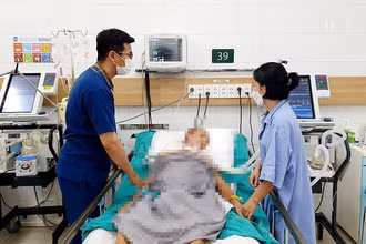 Bệnh nhân ngộ độc rượu ngâm rễ cây rừng đang nằm điều trị tại Bệnh viện Bạch Mai. 