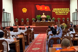 Các đại biểu HĐND TP Cần Thơ biểu quyết thông qua Nghị quyết bố trí vốn cho dự án cao tốc qua địa bàn.
