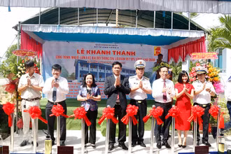 Các đại biểu dự lễ khánh thành và bàn giao công trình.