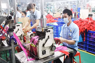 Tăng lương tối thiểu tạo thêm động lực làm việc cho người lao động. (Ảnh: VĂN MẠNH)