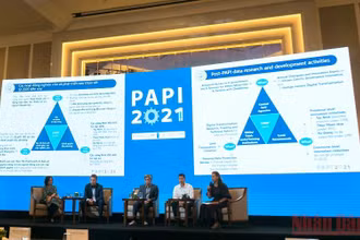 Các diễn giả chia sẻ về kết quả khảo sát PAPI 2021 tại hội nghị. (Ảnh: TRUNG HƯNG)