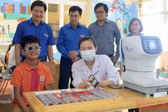 Đại biểu Đoàn Khối các cơ quan Trung ương và Tỉnh đoàn Hà Nam đến thăm thiếu nhi tham gia chương trình khám mắt miễn phí tại Trường Tiểu học Lê Hồng Phong (thành phố Phủ Lý).