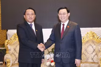 Chủ tịch Quốc hội Vương Đình Huệ tiếp đồng chí Bounchom Ubonpaseuth, Bộ trưởng Tài chính Lào. (Ảnh: Doãn Tấn/TTXVN)