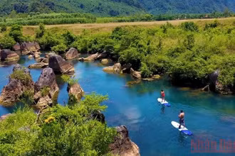 Chèo kayak trên sông Chày, Quảng Bình. (Ảnh: HƯƠNG GIANG)