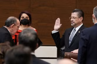 Ông Rodrigo Chaves tuyên thệ trong lễ nhậm chức Tổng thống Costa Rica, ngày 8/5/2022. (Ảnh: Reuters)