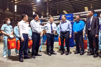 Lãnh đạo thành phố nắm bắt tình hình đời sống, việc làm của người lao động tại Công ty Cổ phần Eurowindow.