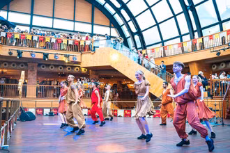 Du khách thưởng thức nghệ thuật tại Beer Plaza, Sun World Ba Na Hills.