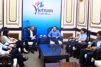 Phó Tổng cục trưởng Hà Văn Siêu tiếp ông Andrew White, Quản lý quan hệ đối tác quảng cáo, Discovery. (Ảnh: Tổng cục Du lịch)