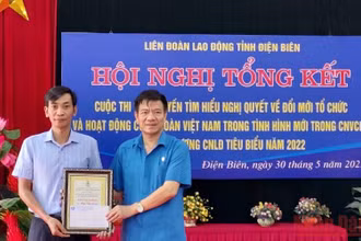 Ông Lê Thanh Hà, Chủ tịch Liên đoàn Lao động tỉnh Điện Biên trao giải Nhất cuộc thi cho thí sinh Ngô Văn Đoàn thuộc Công đoàn cơ sở Trường Cao đẳng Y tế Điện Biên.