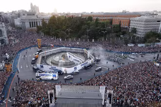 “Biển người” đã chờ đợi và chào đón nhà vô địch Real ở Quảng trường Cibeles. (Ảnh: realmadrid)