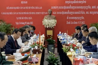 Hội đàm giữa đoàn đại biểu cấp cao Thành phố Hồ Chí Minh với đoàn đại biểu cấp cao thủ đô Vientiane, ngày 26/5. (Ảnh: Xuân Sơn)