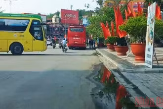 Cảnh xe khách ngang nhiên dừng, đỗ đón khách tại khu vực vòng xuyến dưới chân Tượng đài Chiến thắng Điện Biên Phủ.