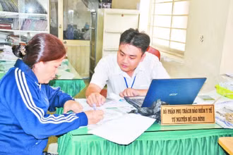 Học tập và làm theo phong cách Hồ Chí Minh, cán bộ phường 9, quận 11 tận tình hướng dẫn người dân thủ tục mua bảo hiểm y tế tự nguyện hộ gia đình.