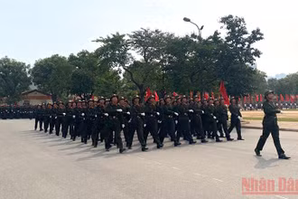 Các học viên tham gia khóa huấn luyện thực hiện duyệt đội ngũ.