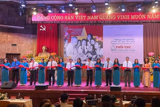 Đồng chí Võ Văn Thưởng và các đại biểu cắt băng khai mạc triển lãm.