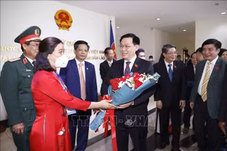 Cán bộ, nhân viên Đại sứ quán Việt Nam tại Lào tặng hoa đón Chủ tịch Quốc hội Vương Đình Huệ. (Ảnh: TTXVN)