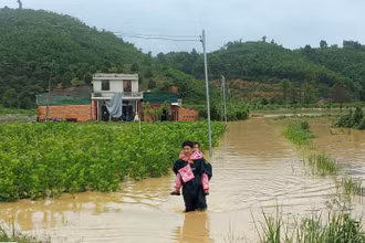 Các lực lượng chức năng xã Mỹ Đức kịp thời có mặt di tản người dân đến nơi an toàn.
