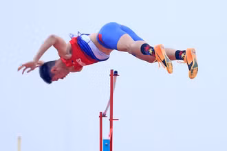Vận động viên Ernest John Obiena thi đấu nội dung nhảy sào tại SEA Games 31. (Ảnh: INQUIRER.NET) 