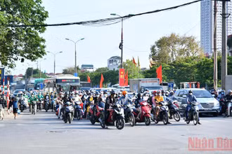 Tại một số bến xe, tình trạng ùn tắc cục bộ xảy ra khi lượng xe khách đổ về đông cùng một thời điểm.