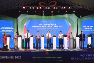 Lãnh đạo Bộ Công thương và thành phố Hà Nội cắt băng khai mạc Hội chợ.