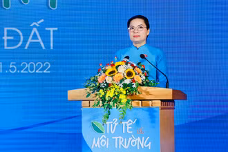 Chủ tịch Hội Liên hiệp Phụ nữ Việt Nam Hà Thị Nga phát biểu ý kiến.