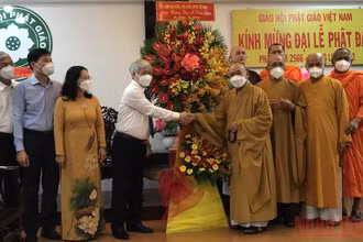 Đồng chí Đỗ Văn Chiến chúc mừng Hòa thượng Thích Thiện Pháp, các chức sắc cùng các tăng ni, phật tử.