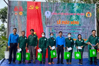 Lãnh đạo Công ty Cổ phần Cao su Tân Biên trao quà tặng công nhân các nông trường nhân Tháng Công nhân năm 2022.